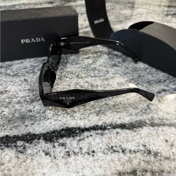 Prada sunglasses with case color black - Picture 3 of 4